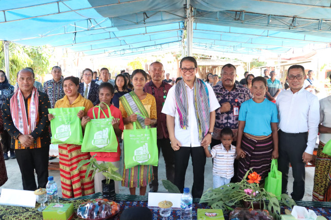 Pj. Gubernur NTT Serahkan Bantuan Pangan Stunting Di Kota Kupang 1 IMG 20240913 WA0007