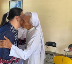 Kongregasi Susteran Di Ende Apresiasi Khusus Kepada Jane Natalia Suryanto Atas Kepedulian Terhadap Tenaga Kerja Wanita