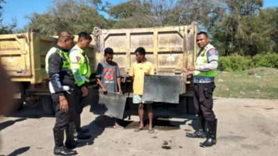 Polisi Tertibkan Kendaraan Angkutan Dengan Aksesoris Tambahan Yang Membahayakan 