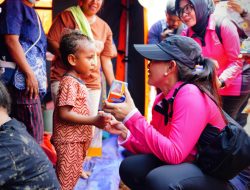 Ketum Bhayangkari Bawa Senyum dan Hadiah untuk Anak-Anak Pengungsi di Flores Timur