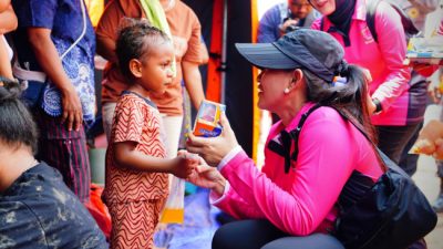Ketum Bhayangkari Bawa Senyum dan Hadiah untuk Anak-Anak Pengungsi di Flores Timur