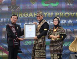 Provinsi NTT Pecahkan Rekor MURI Untuk Parade Tenun Terbanyak Pada HUT NTT Ke- 66 