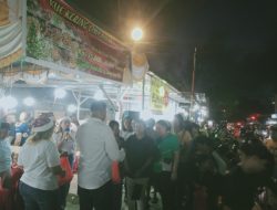 Manisnya Natal, Manisnya berbagi! Roy Bulan Menyebarkan Keceriaan Natal dengan Bagi Kue Natal Gratis Kepada Warga Kota Kupang 