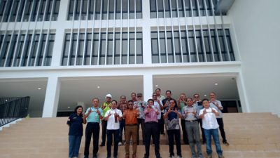 Gedung Multifungsi FKIP Undana Capai Tahap PHO. Ditandai Dengan Penyerahan Kunci Oleh Pelaksana Kepada PPK