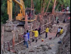 BPJN NTT Lakukan Penanganan Sementara Longsor Niki Niki – Noemuti dengan Tiang Cerucuk