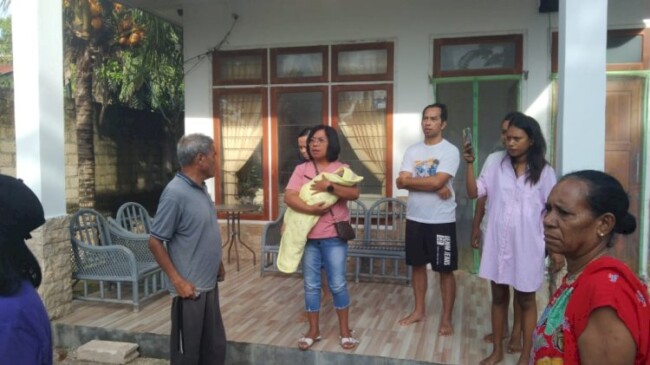 Penemuan Bayi dipinggir jalan depan rumah warga Kayu Putih 3