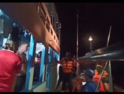 Kapal Wisata KM Adil Putra Kandas tabrak karang. 14 WNA berhasil dievakuasi