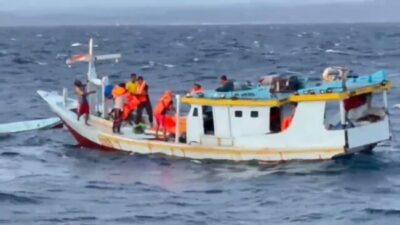 Tim SAR Gabungan Evakuasi 9 Nelayan KM Erdogan yang mati mesin di Perairan Pulau Dae
