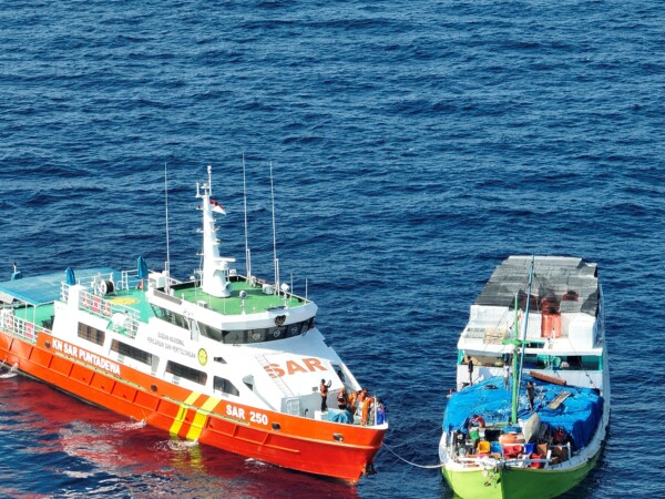 Tiga hari terombang ambing di laut, KM Mulya Abadi dan 8 awak berhasil diselamatkan 1 IMG 20250727 WA0003