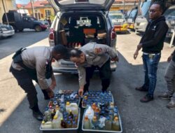 Pelindo Kupang dan KP3 Laut Tenau Serahkan Miras Sitaan ke Satuan Narkoba Polresta Kupang Kota