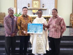 WaliKota Kupang Serahkan Bantuan sosial Rp 100 Juta untuk Gereja kuasi St. Andreas Lasiana
