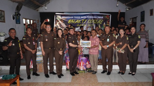 Kunjungan Kasih Kejati NTT ke Tiga Panti Asuhan Sambut Natal 2025 1 IMG 20251202 WA0001