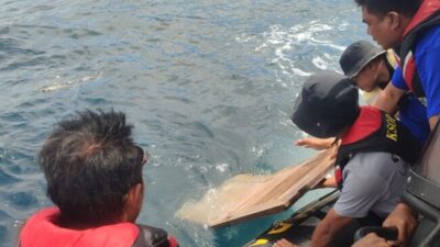 Tim SAR Gabungan Temukan Serpihan Pintu Diduga Milik KM Putri Sakinah di Perairan Pulau Padar