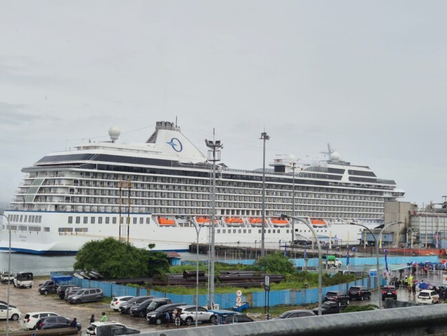 Perdana, Kapal Pesiar MV Riviera Raksasa Sandar Di Pelindo Tenau, Ribuan Wisatawan Nikmati Pesona Kupang 3 IMG 20260224 WA0027