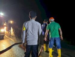Luapan sungai Baukama, sempat lumpuhkan Akses jalan Perbatasan RI–RDTL. Polisi dan Warga gotong royong bersihkan material lumpur