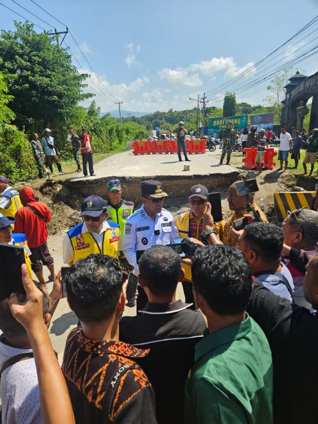 Oprit Jembatan Oelamasi 1 ambruk, BPJN NTT siapkan Jalur Darurat dengan Sistem Drainase RCP 2 IMG 20260326 WA0017