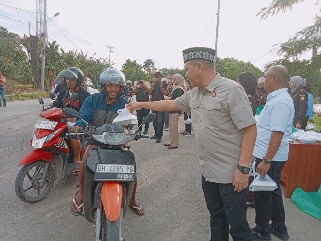Kajati NTT Pimpin Pembagian 500 Takjil untuk Warga di Depan Kantor Kejati 3 IMG20260305163950