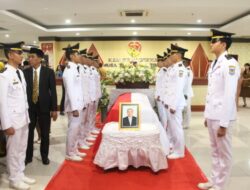 Pengabdian Hingga Akhir Hayat, Alexander Koroh Dilepas dengan Tangis dan Penghormatan Terakhir