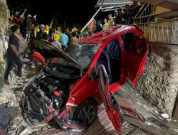 Diduga Dipengaruhi Miras dan Kecepatan Tinggi, Honda Brio Terbalik di Oesapa Barat, Satu Tewas Lima Luka
