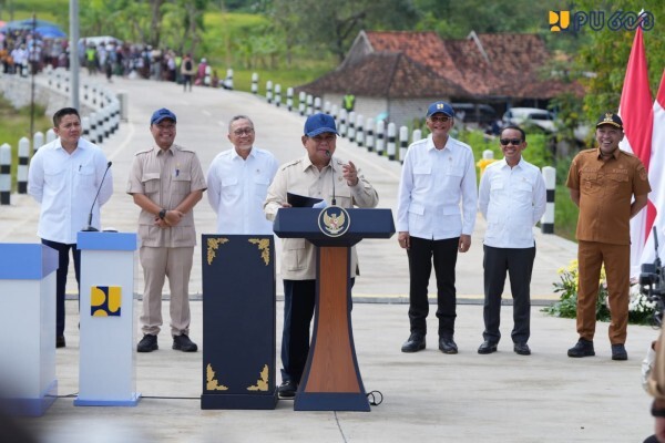Presiden Prabowo Subianto meresmikan Program Inpres Jalan Daerah Tahun 2025 di Kabupaten Sampang.
