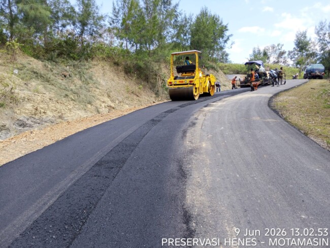 Alat berat menghampar lapisan AC-WC Asbuton pada pekerjaan jalan Program IJD 2026 di NTT.
