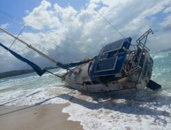 Yacht Australia Tanpa Awak Terdampar di Pantai Rote Ndao, Polisi Selidiki Keberadaan Nahkoda dan ABK