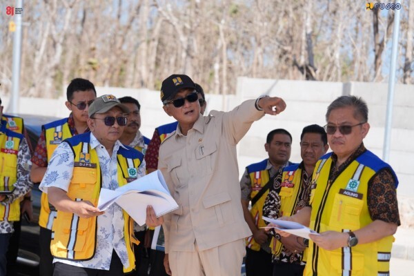 Menteri PU Dody Hanggodo meninjau rencana pembangunan akses jalan sepanjang 5 kilometer menuju Sekolah Rakyat Terintegrasi 1 Kabupaten Kupang.