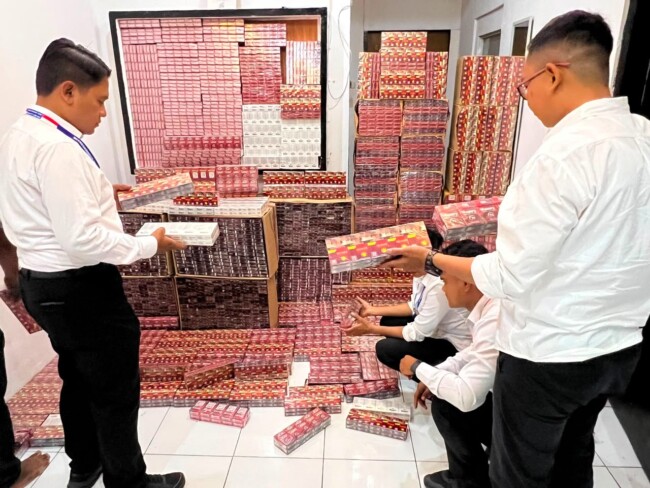 Ditreskrimsus Polda NTT mengamankan ribuan bungkus rokok diduga ilegal di empat kabupaten.