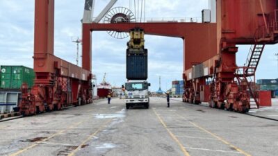 Aktivitas bongkar muat petikemas di Pelindo Terminal Petikemas Kupang yang mencatat arus petikemas mencapai 65.525 TEUs pada Triwulan II Tahun 2026.