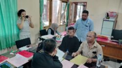 Petugas Ditreskrimsus Polda NTT menyerahkan dua tersangka dan 157 ballpress pakaian bekas impor ilegal beserta barang bukti kepada Kejaksaan Negeri Kupang dalam proses Tahap II kasus penyelundupan.