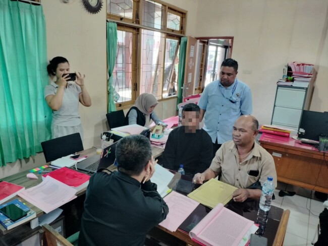 Petugas Ditreskrimsus Polda NTT menyerahkan dua tersangka dan 157 ballpress pakaian bekas impor ilegal beserta barang bukti kepada Kejaksaan Negeri Kupang dalam proses Tahap II kasus penyelundupan.