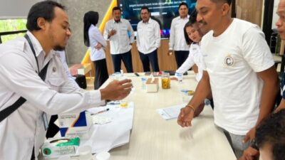 "Pelindo Terminal Petikemas Kupang bersama BNN Provinsi NTT menggelar sosialisasi P4GN dan tes urin bagi pekerja untuk mewujudkan lingkungan kerja bebas narkoba."