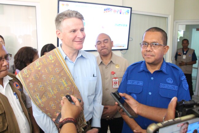Australia Roderick Brazier bersama Gubernur NTT Emanuel Melkiades Laka Lena meninjau Pusdalops BPBD Provinsi NTT dalam rangka penguatan Program SIAP SIAGA untuk meningkatkan ketangguhan bencana.