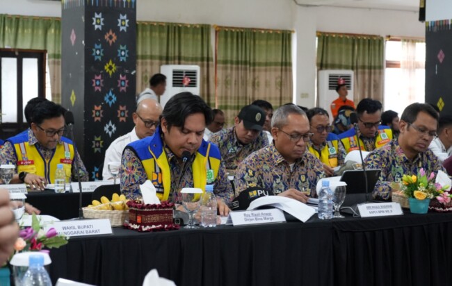 Dirjen Bina Marga bersama Jajaran saat memaparkan kondisi infrastruktur jalan lingkar Utara Flores, NTT 