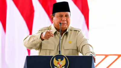 "Presiden Prabowo Subianto saat memberikan arahan mengenai pengawasan Program Makan Bergizi Gratis (MBG) dan meminta gubernur hingga kepala desa mengawasi pelaksanaannya di Lombok Barat, NTB."