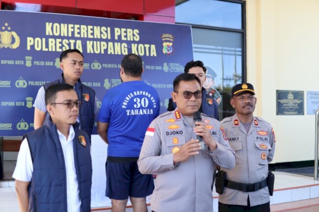 Kapolresta Kupang Kota Kombes Pol Djoko Lestari menunjukkan tersangka dosen berinisial YPSB yang menjadi DPO kasus penipuan dan penggelapan saat konferensi pers di Mapolresta Kupang Kota.
