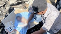 Polisi melakukan olah TKP penemuan bayi perempuan yang ditemukan meninggal dunia di dalam kantong plastik di Kelurahan TDM, Kecamatan Oebobo, Kota Kupang.