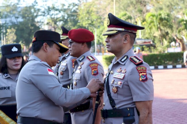 Kombes Pol Nelson Filipe Dias Quintas resmi menerima tongkat komando sebagai Kapolresta Kupang Kota dalam upacara serah terima jabatan yang dipimpin Kapolda NTT Irjen Pol Rudi Darmoko.