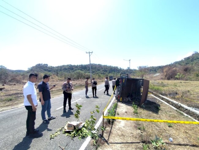 Sengketa Lahan Berujung Bentrokan di Manggarai Barat, Kendaraan Dibakar; Polisi :Pelaku Anarkis Diproses tegas 1 Polres Manggarai Barat mengerahkan personel gabungan untuk meredam bentrokan antarwarga yang dipicu sengketa lahan di Lengkong Warang, Desa Tanjung Boleng.