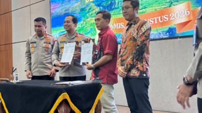 Kapolda NTT Irjen Pol. Dr. Rudi Darmoko bersama General Manager PT Pelindo Tenau Kupang Andhik Wahyu Kristianto usai penandatanganan kerja sama pengamanan Objek Vital Nasional di Kupang.