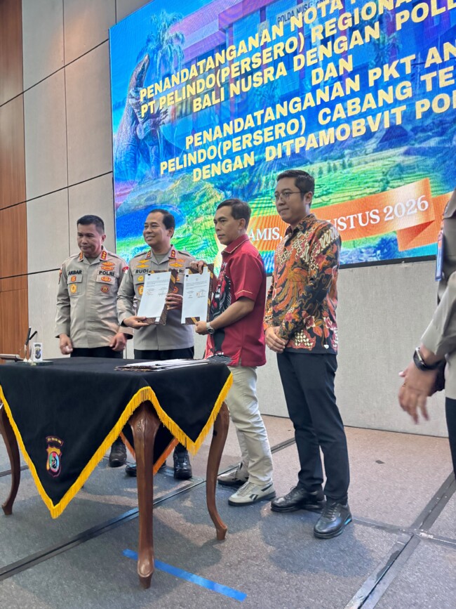 Kapolda NTT Irjen Pol. Dr. Rudi Darmoko bersama General Manager PT Pelindo Tenau Kupang Andhik Wahyu Kristianto usai penandatanganan kerja sama pengamanan Objek Vital Nasional di Kupang.
