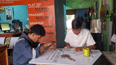 Henos Efendi Serak mengembangkan usaha advertising di Oesapa Barat, Kota Kupang, setelah mendapat dukungan permodalan melalui KUR BRI.