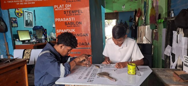 Henos Efendi Serak mengembangkan usaha advertising di Oesapa Barat, Kota Kupang, setelah mendapat dukungan permodalan melalui KUR BRI.