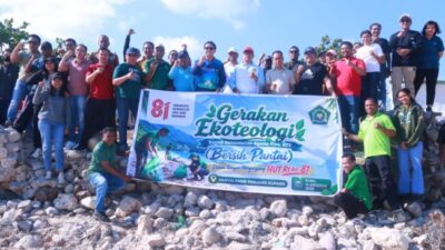 Bersihkan Pantai Pasir Panjang, Kemenag NTT Tegaskan Ekoteologi Harus Hadir dalam Aksi 8 Kemenag NTT dan IAKN gelar bersih pantai