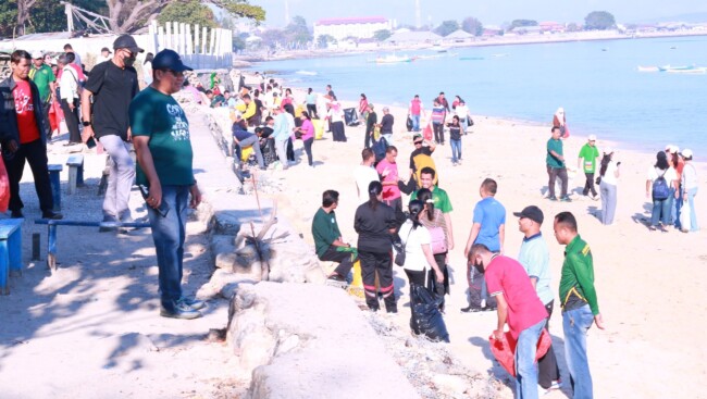 Bersihkan Pantai Pasir Panjang, Kemenag NTT Tegaskan Ekoteologi Harus Hadir dalam Aksi 2 Kemenag NTT bersama IAKN Kupang dan jajaran Kemenag membersihkan kawasan Pantai Pasir Panjang dalam Gerakan Ekoteologi.