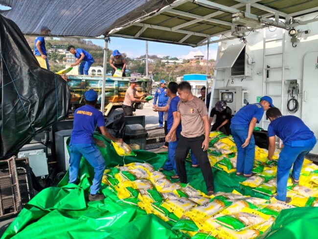 Dua kapal patroli Polri membawa 17,5 ton beras, minyak goreng, 700 paket sembako dan berbagai kebutuhan lainnya dari Labuan Bajo menuju Reo untuk membantu masyarakat terdampak gempa bumi di Flores.