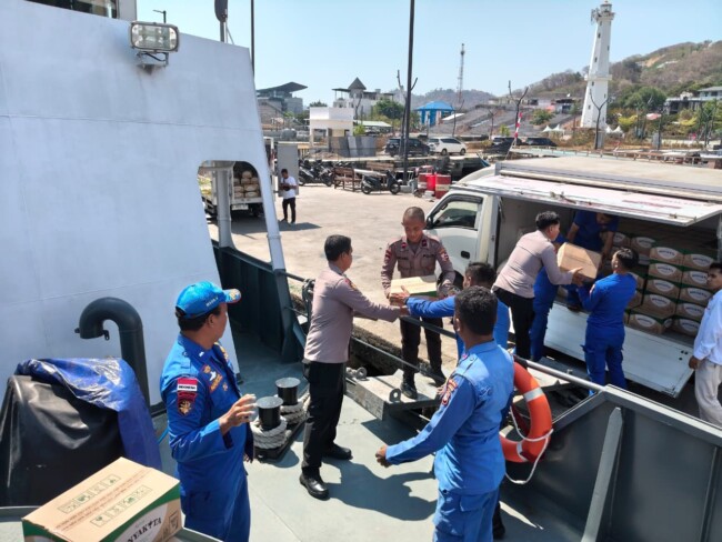 Dua kapal Polri bawa beras dan sembako ke Reo