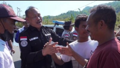 Warga Blokade Jalan di Wae Pesi, Polisi Turun Dengarkan Keluhan soal Bantuan Pascagempa 9 Warga Blokade Jalan di Wae Pesi, Polisi Turun Dengarkan Keluhan soal Bantuan Pascagempa