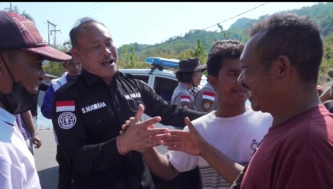 Warga Blokade Jalan di Wae Pesi, Polisi Turun Dengarkan Keluhan soal Bantuan Pascagempa 2 Warga Blokade Jalan di Wae Pesi, Polisi Turun Dengarkan Keluhan soal Bantuan Pascagempa
