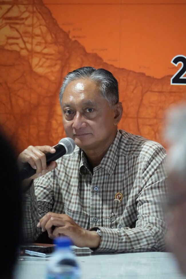 Menteri PU Dody Hanggodo dalam rapat koordinasi penanganan gempa di Pos Komando Tanggap Darurat Gempa Kabupaten Sikka, Minggu (23/8/2026) malam.